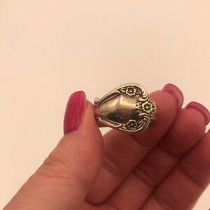Vintage 1970's Spoon‎ Ring Size 8 w/ Floral Motif